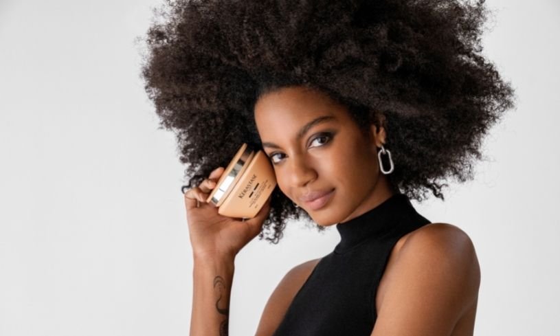 Ebonee Davis esta usando Kérastase Curl Manifesto